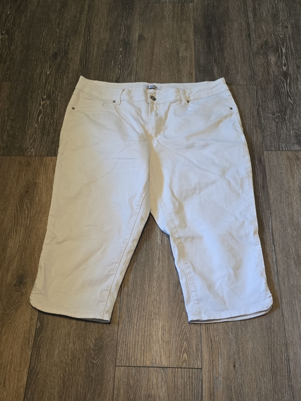 D. Jeans Women's Size 16 White Capri Pants